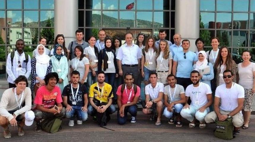 T&uuml;rk&ccedil;e &Ouml;ğrenen Yabancı &Ouml;ğrenciler Rekt&ouml;r Yardımcısı Tunca&rsquo;yı Ziyaret Etti