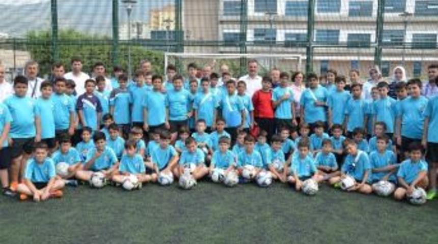 Gemlik Belediyesi&rsquo;nden Geleceğin Futbolcularına Malzeme Desteği