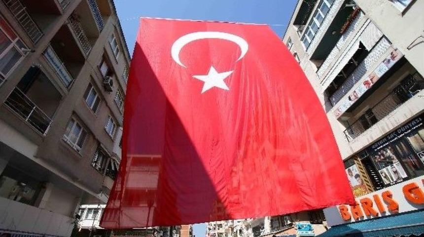 Bayraklı Kırmızı-beyaza B&uuml;r&uuml;nd&uuml;