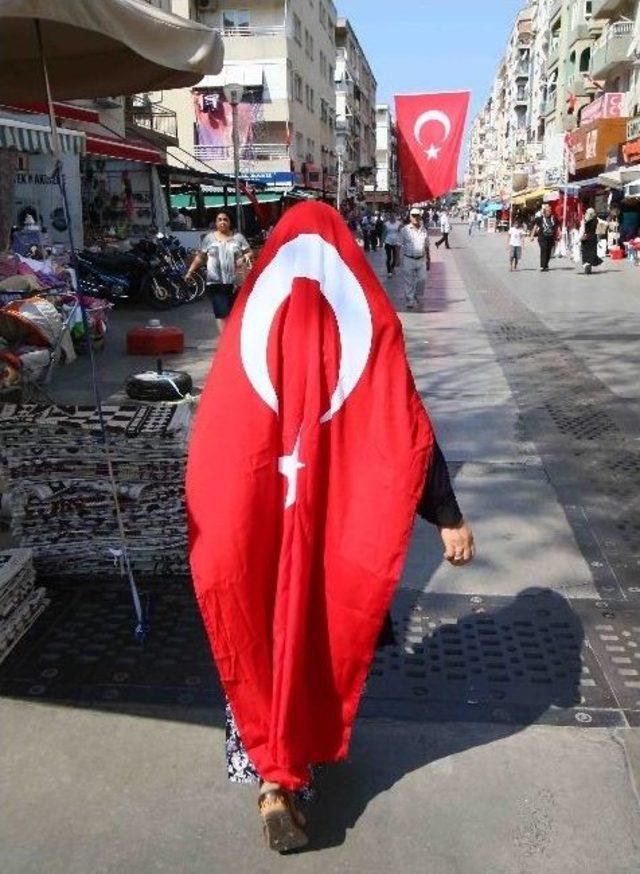 Bayraklı Kırmızı-beyaza B&uuml;r&uuml;nd&uuml; 1