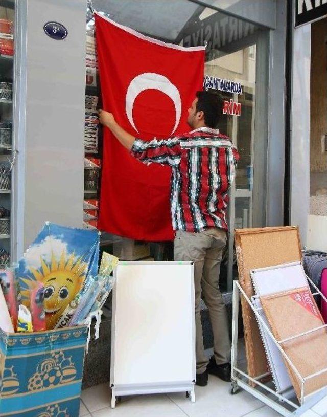 Bayraklı Kırmızı-beyaza B&uuml;r&uuml;nd&uuml; 2