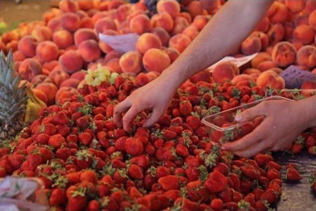 Aegean Seller Uses Scented Spray Over Strawberries To Boost Its Smell