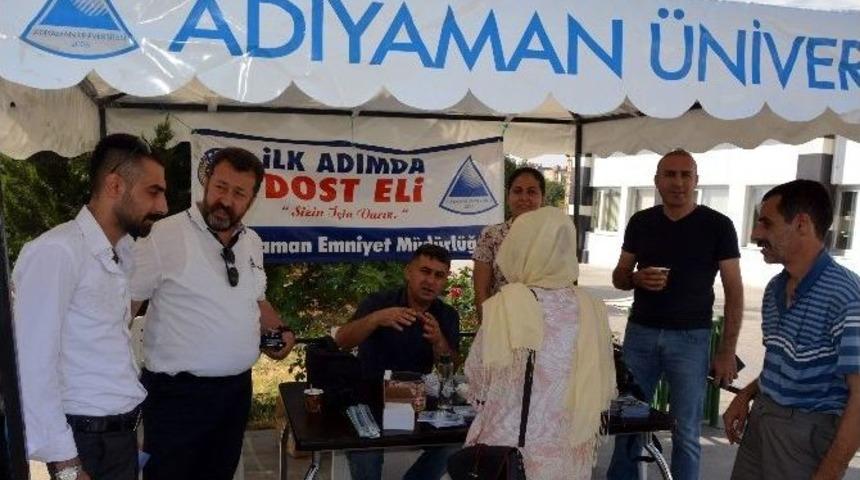 Polislerden &Uuml;niversiteye Kayıt İ&ccedil;in Gelen &Ouml;ğrencilere Dost Eli