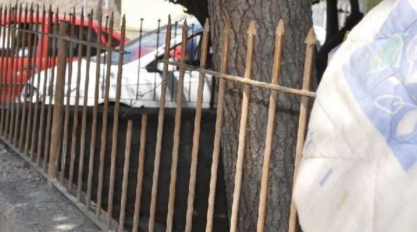 Demir G&ouml;ğs&uuml;ne Saplandı