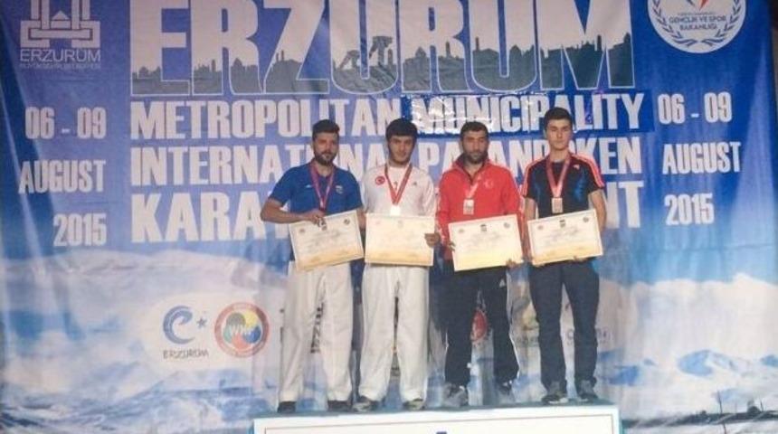 Şampiyon Karateci, Ağabeyinin Yolunda İlerliyor