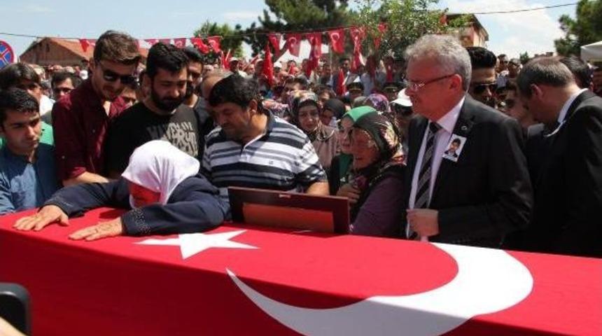 &Ccedil;ankırılı Şehit, Adını Aldığı Şehit Dayısının Yanında Toprağa Verildi