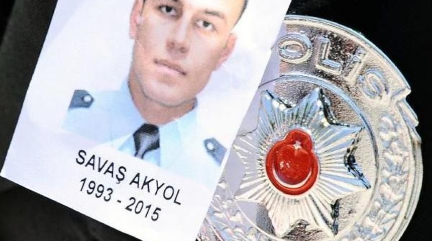 D&uuml;ğ&uuml;n Tarihini Beklerken Şehit D&uuml;şen Polis Memuru Akyol Toprağa Verildi