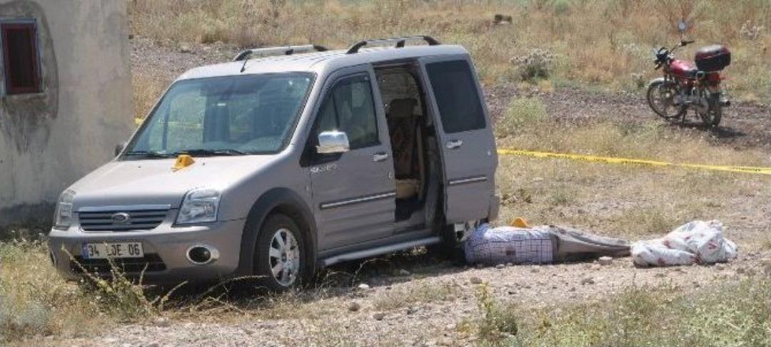 Otomobilinin Bagajında &Ouml;l&uuml; Bulundu