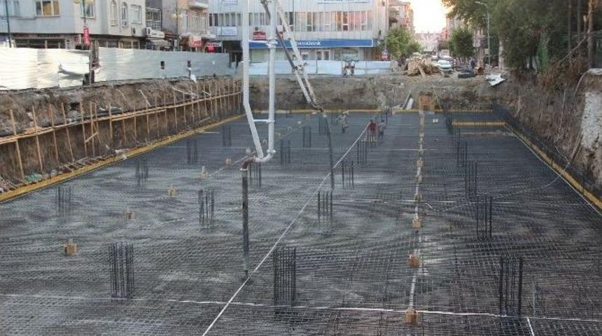 Cumhuriyet Meydanı&rsquo;nda Ana Betona Ge&ccedil;ildi