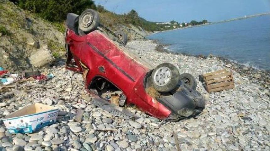 U&ccedil;uruma Yuvarlanan Otomobilde 2 Kişi Yaralandı