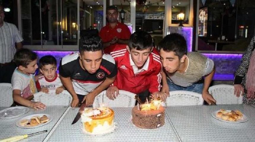 Manhisalı Şampiyon G&uuml;reş&ccedil;iye Davul Zurnalı Karşılama