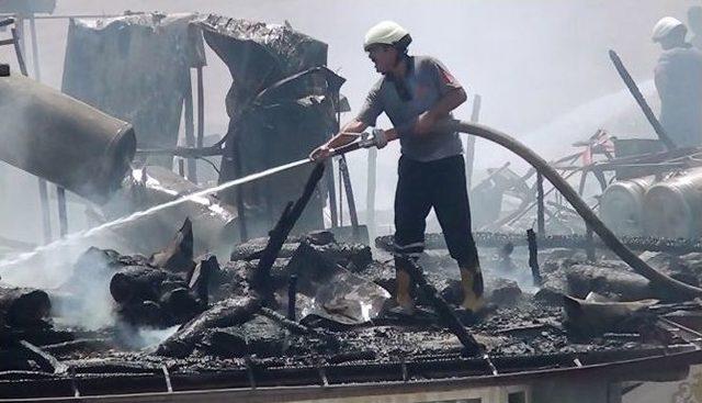 Elazığ’da 7 Katlı Binanın Çatısı Tamamen Yandı