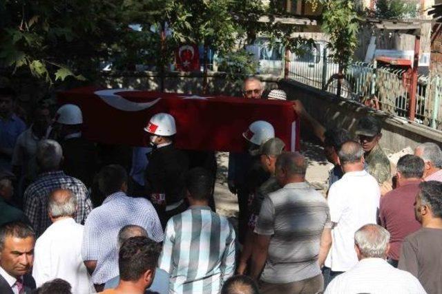 Şehit Onbaşı Barış Aybek'in Annesi Kürtçe Ağıtlar Yaktı (2)