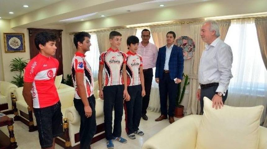 Şampiyon Bisiklet&ccedil;ilerden Başkan Kamil Sara&ccedil;oğlu&rsquo;na Ziyaret