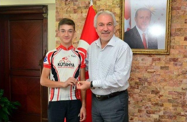 Şampiyon Bisiklet&ccedil;ilerden Başkan Kamil Sara&ccedil;oğlu&rsquo;na Ziyaret 1