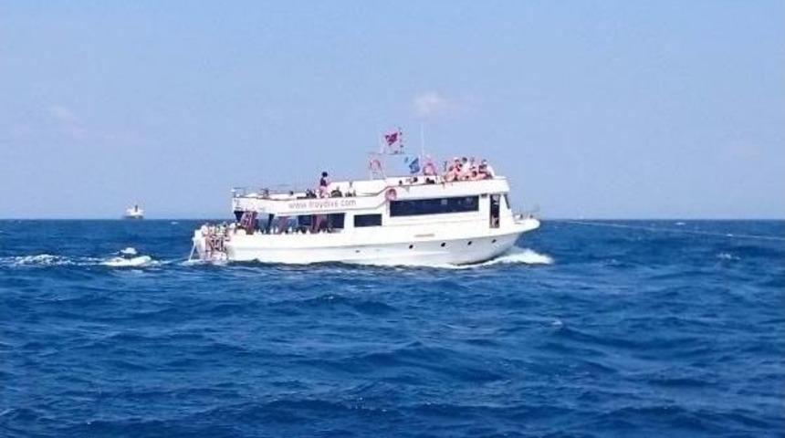 Sahil G&uuml;venlik, S&uuml;r&uuml;klenen Teknedeki Dalgı&ccedil;ları Kurtardı