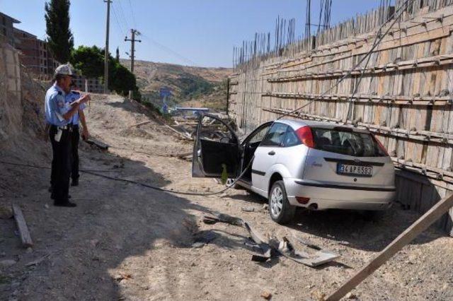 Virajı Alamayan Otomobil, Ağaca Çarpıp Inşaata Uçtu: 2 Yaralı