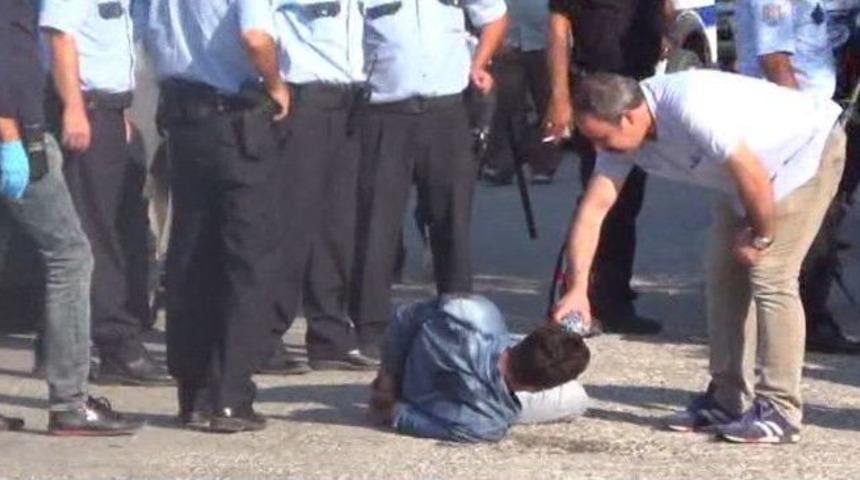 &Ouml;nce Kendini Yaraladı, Sonra Evini Ateşe Verdi