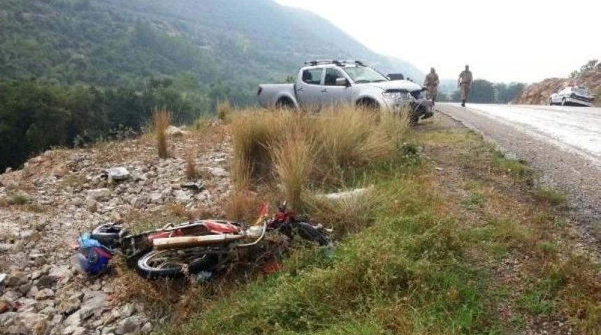 Kamyonet Ile &Ccedil;arpışan Kasksız Motosikletli &Ouml;ld&uuml;