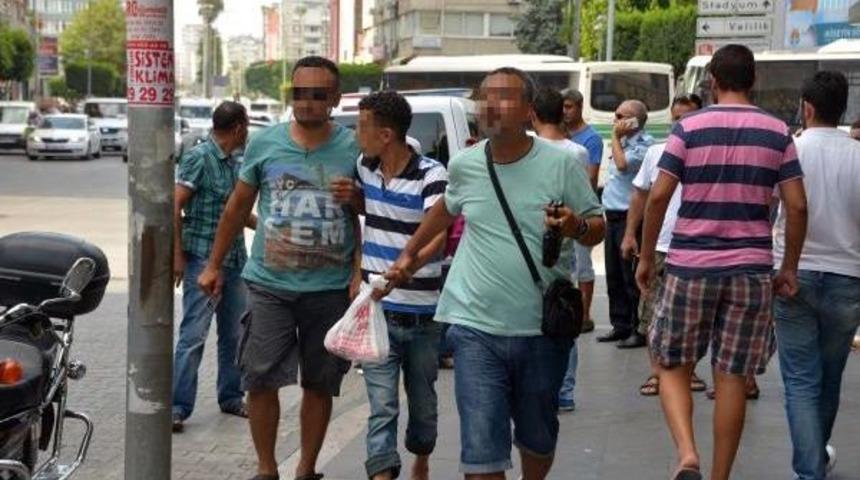 Ş&uuml;pheli Ara&ccedil;taki Bidonlardan Etanol &Ccedil;ıktı