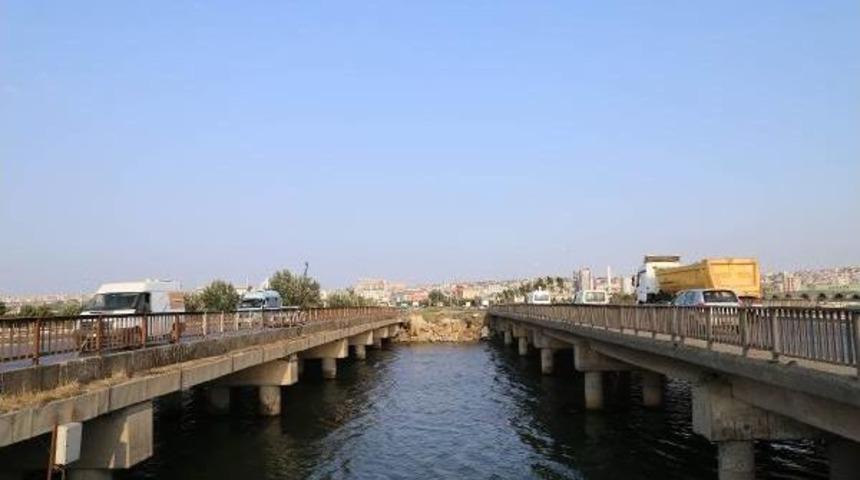 B&uuml;y&uuml;k&ccedil;ekmece'de Yol Genişletililiyor, &Ccedil;&ouml;kme Tehlikesi Olan K&ouml;pr&uuml; Yenileniyor