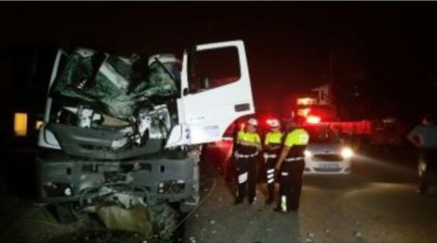 Beton Mikseri Aydınlatma Direğine &Ccedil;arptı: 1 Yaralı