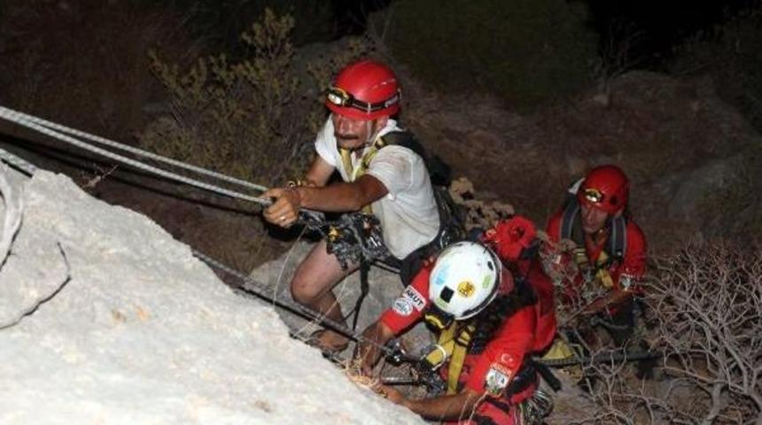 Kelebekler Vadisi'nde Mahsur Kalan &Ouml;ğretmeni Akut Kurtardı