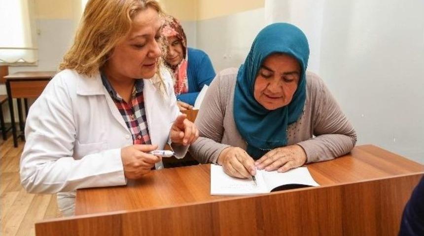 Şehitkamil&rsquo;de Ev Hanımları Okuma Yazma &Ouml;ğreniyor