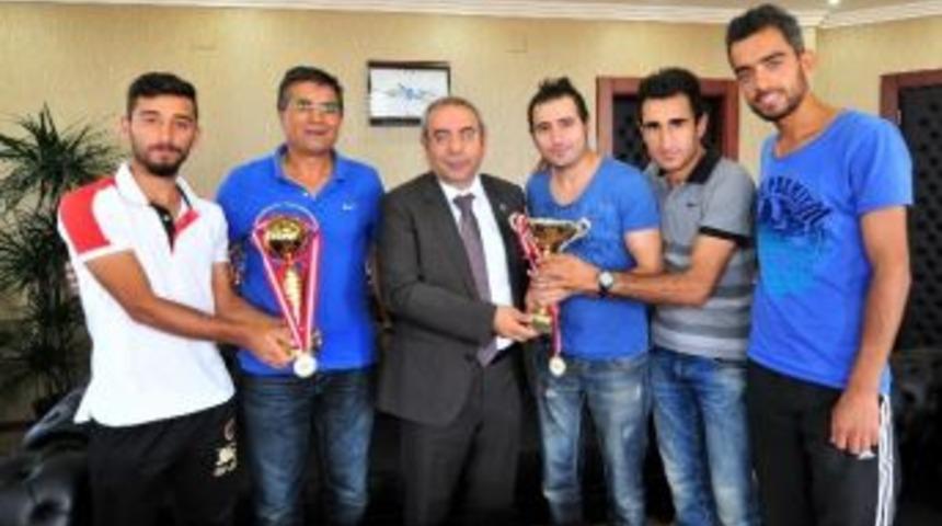 Rekt&ouml;r Battal Şampiyon Sporcuları Kabul Etti