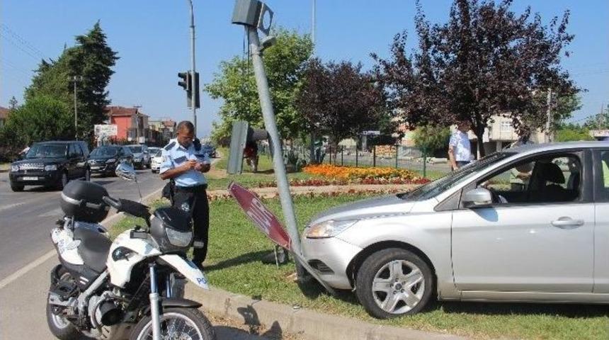 Otomobil Trafik Işıklarına &Ccedil;arptı