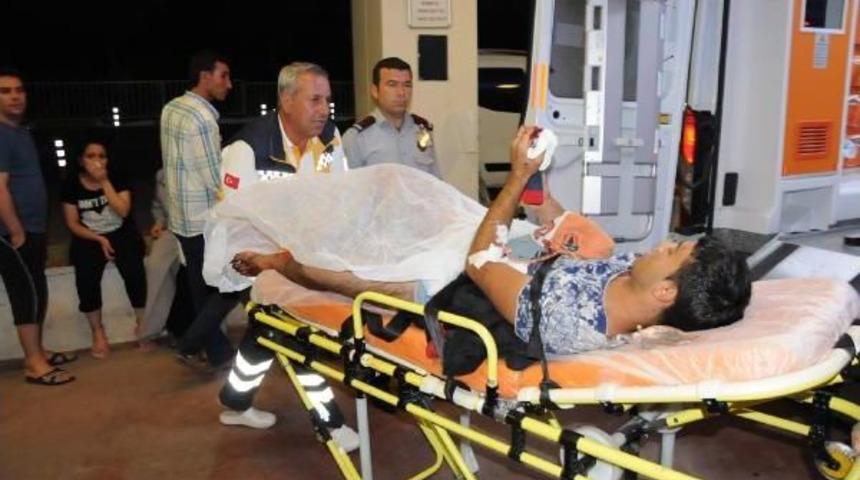 Suriyeli Gen&ccedil; Kavgada Karnından Bı&ccedil;akla Yaralandı