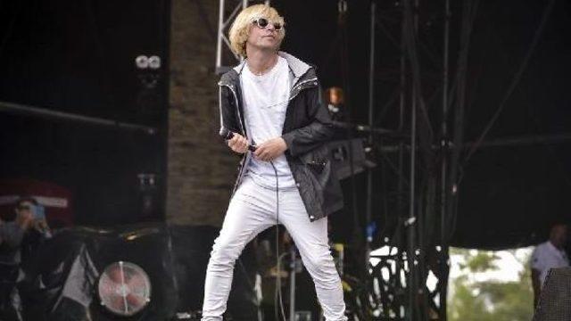 British Rock Singer Tim Burgess Leaves Free Concert Tickets Across Istanbul