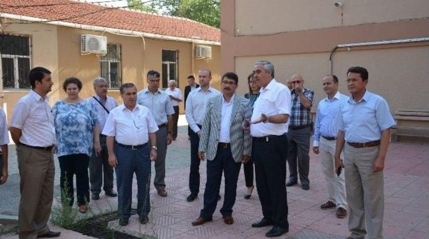 Şehzadeler&rsquo;den Meslek Lisesine &Ccedil;evre D&uuml;zenlemesi
