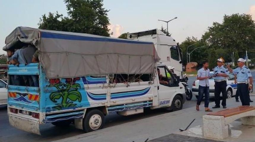 Kamyonet Kasasında Taşınan Fındık Iş&ccedil;ilerine Polis Denetimi