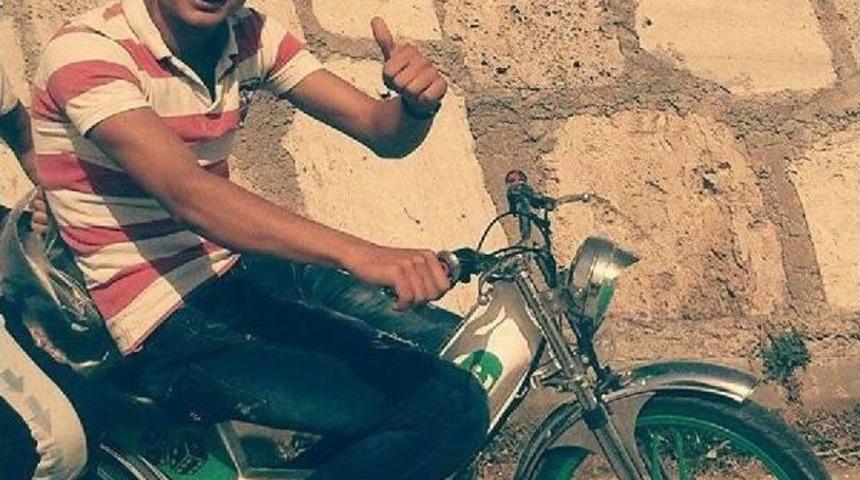 Otomobil Motosiklete &Ccedil;arpıp Ka&ccedil;tı: 1 &Ouml;l&uuml;, 1 Yaralı