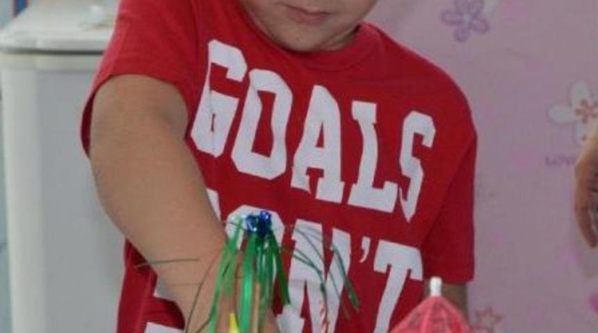 L&ouml;semiyi Yenmesini Pasta Keserek Kutladı