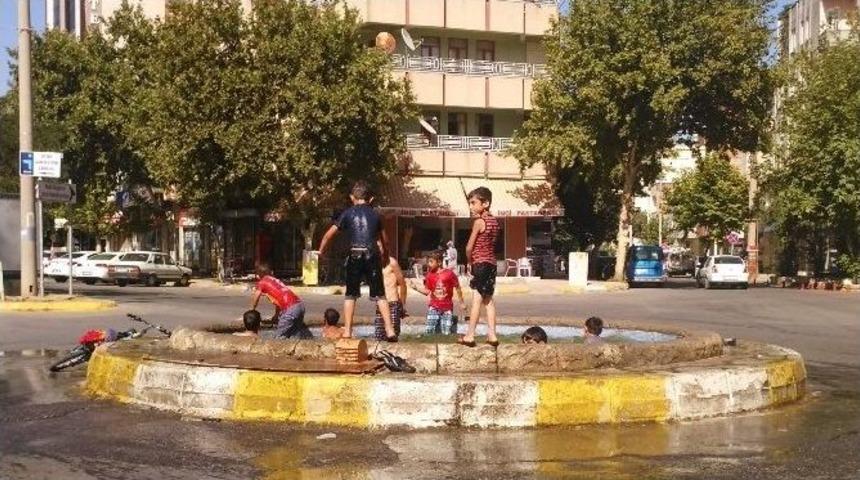 &Ccedil;ocuklar Serinlemek İ&ccedil;in &Ccedil;areyi S&uuml;s Havuzlarında Arıyor