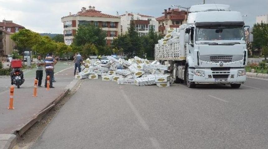 Viraja Kontrols&uuml;z Giren Tır&rsquo;ın &Uuml;zenindeki Yalıtım Malzemeleri Yola Savruldu