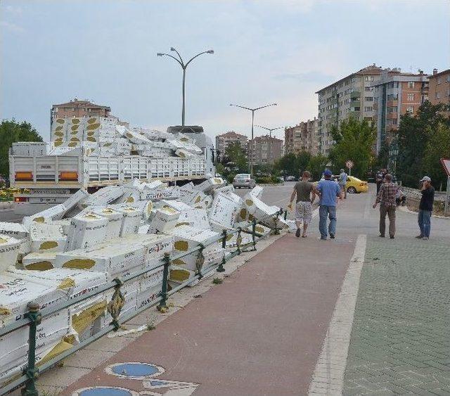 Viraja Kontrolsüz Giren Tır’ın Üzenindeki Yalıtım Malzemeleri Yola Savruldu