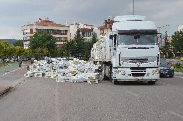 Viraja Kontrolsüz Giren Tır’ın Üzenindeki Yalıtım Malzemeleri Yola Savruldu