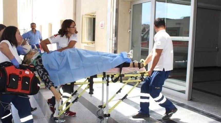Kamyonun Altında Kalan Yaşlı Kadın Kaldırıldığı Hastanede &Ouml;ld&uuml;