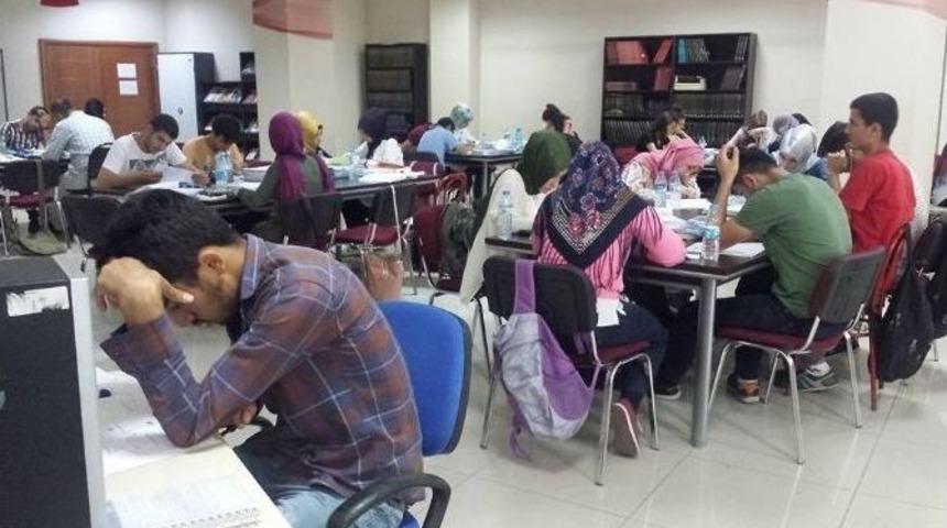 Batman&rsquo;da &Ouml;ğrenciler K&uuml;t&uuml;phaneye Akın Ediyor