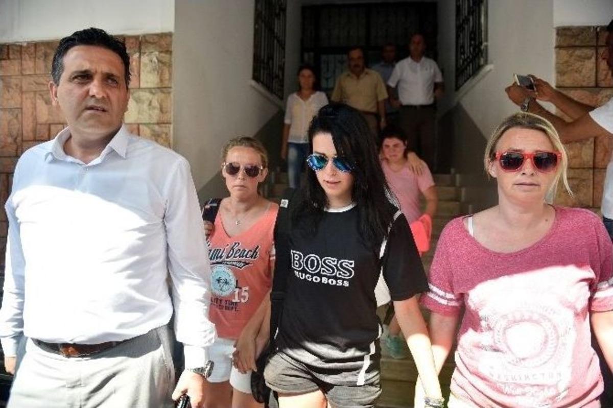 Norve&ccedil;li Kızın Elindeki Ayrıntı