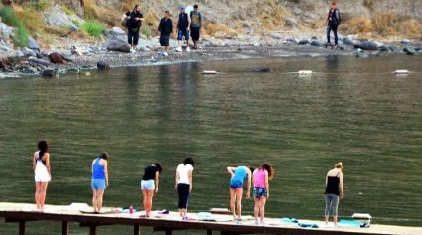 Yoga Meets Refugees As Turkey Captures 1,800 Syrians On Aegean Sea In Four Days