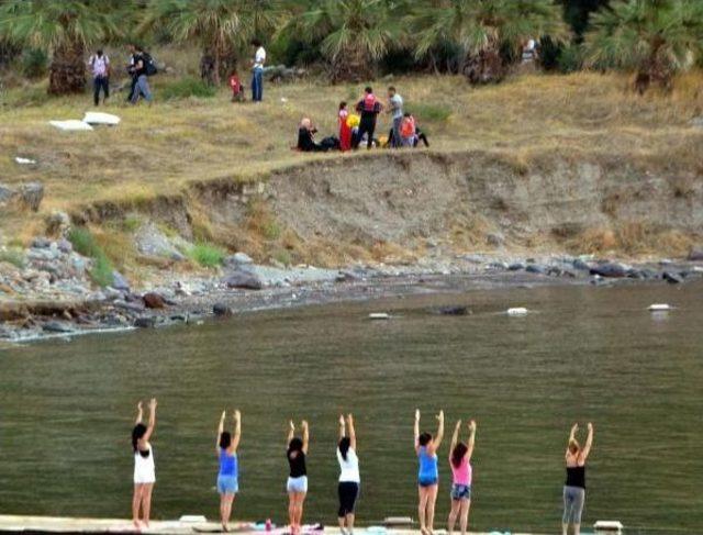 Yoga Meets Refugees As Turkey Captures 1,800 Syrians On Aegean Sea In Four Days