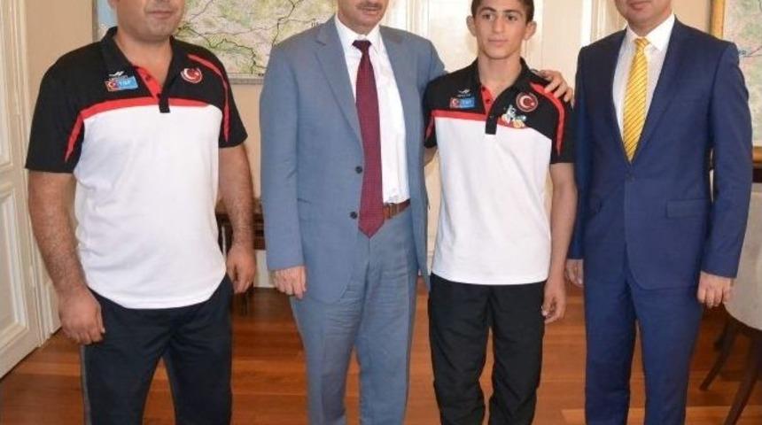 Şampiyon G&uuml;reşciye Bir &Ouml;d&uuml;l De Vali Bektaş&rsquo;tan