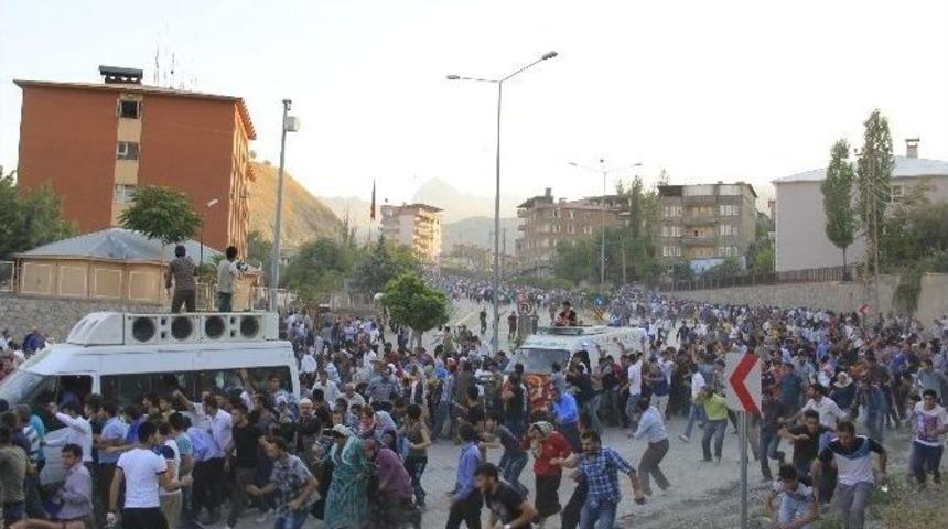 Hakkari&rsquo;de Cenaze Y&uuml;r&uuml;y&uuml;ş&uuml;nde Olaylar &Ccedil;ıktı