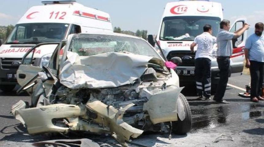 Tosya'da Iki Otomobil &Ccedil;arpıştı: 7 Yaralı