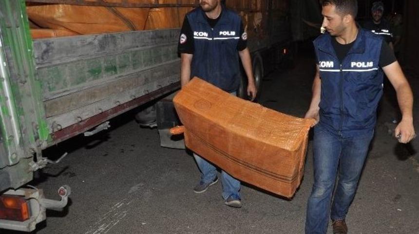 Polisin Durdurduğu Tır&rsquo;dan 300 Bin Paket Ka&ccedil;ak Sigara &Ccedil;ıktı