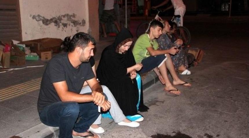 Deprem Yalovalıları Sokağa D&ouml;kt&uuml;